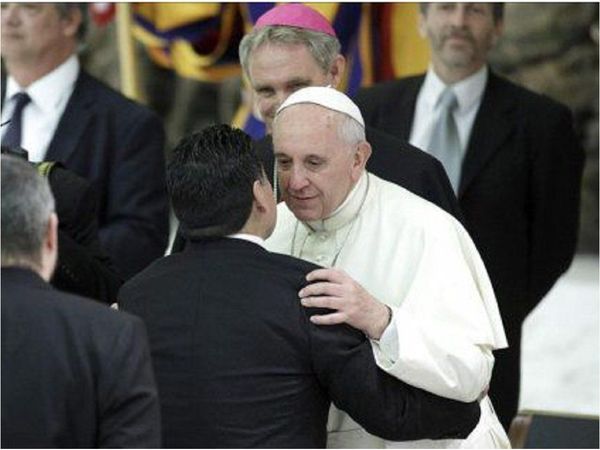 Papa Francisco califica a Maradona como "poeta y frágil"