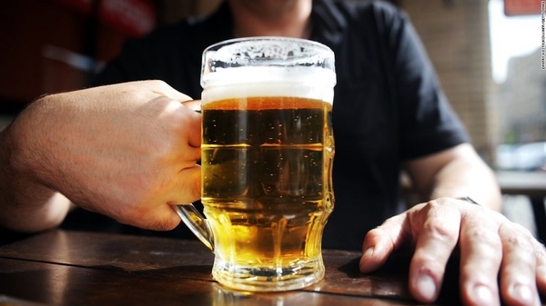 COVID-19: el riesgo a complicaciones aumenta con cada vaso de alcohol