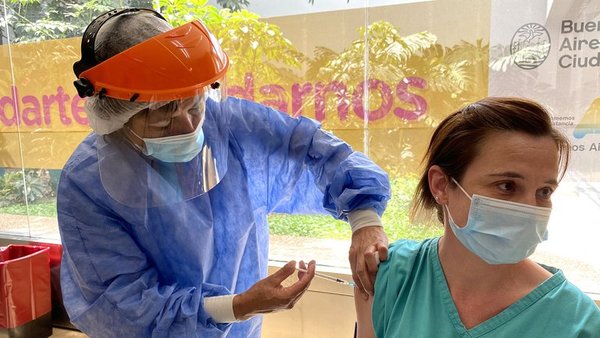 Más de 300 pacientes vacunados contra el COVID-19 tuvieron efectos secundarios en Argentina - Megacadena — Últimas Noticias de Paraguay