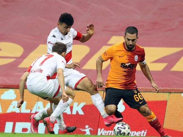 Falcao se retira lesionado y el Galatasaray pierde el liderato