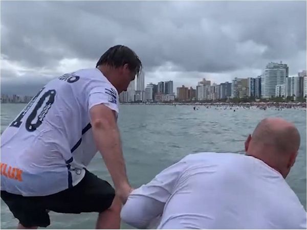 Bolsonaro causa polémica al provocar un tumulto en una playa