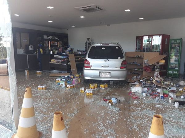 Conductor pierde el control de su auto y choca contra minimarket