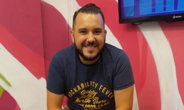 José Ayala recibió el 2021 emulando a Freddy Mercury