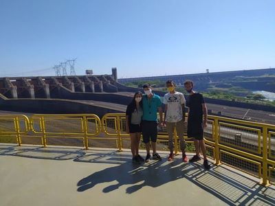 Cerca de 300.000 personas visitaron los atractivos de Itaipú, en un año  - ABC en el Este - ABC Color