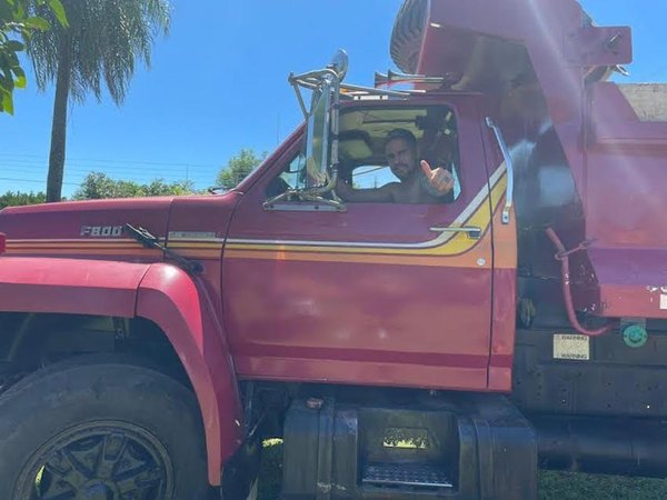 Crónica / ¿CAMIONERO? Ya que no hay fútbol... va “con el otro trabajo”