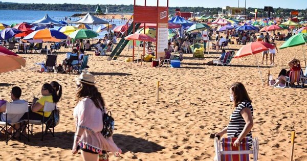 La Nación / Critican al intendente por habilitación de las playas