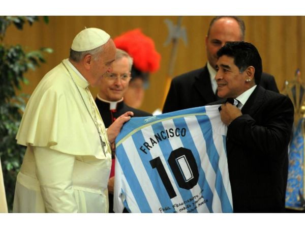 Papa: “Maradona era poeta en el campo y un hombre muy frágil”