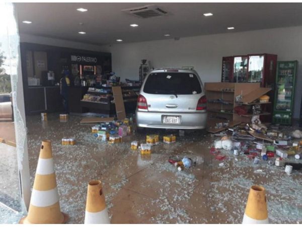 Perdió el control de su auto y atropelló un minimercado