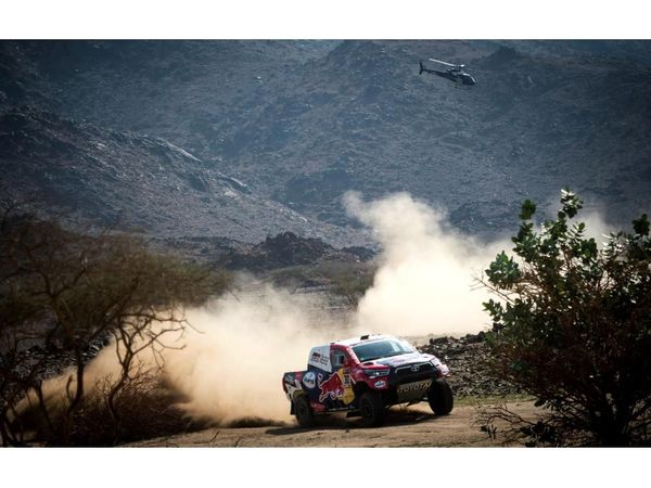 Nasser impone su estilo y larga en punta