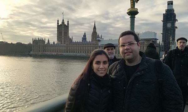 Dos científicos paraguayos en el Reino Unido en medio de la pandemia