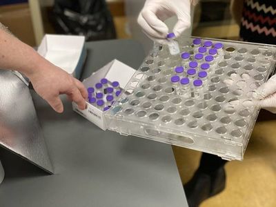 UE advierte que hay "insuficiencia mundial" de producción de vacunas