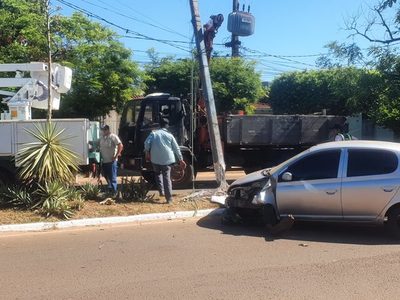 Automóvil  choca contra columna y conductora sale ilesa