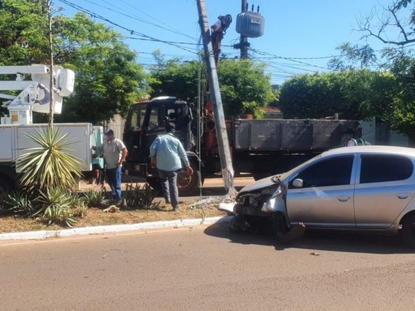 Automóvil choca contra columna y conductora sale ilesa en Concepción