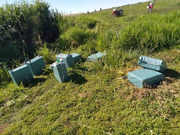 Enfrentamiento a tiros entre policías y aparentes narcos en Santaní