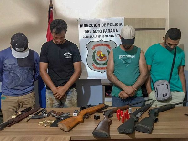 Jóvenes caen con un arsenal de armas en Santa Rita