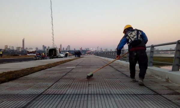 (Video) Asalto en la costanera de  Asunción: actúan con violencia, la poli “por lo menos” les filmó