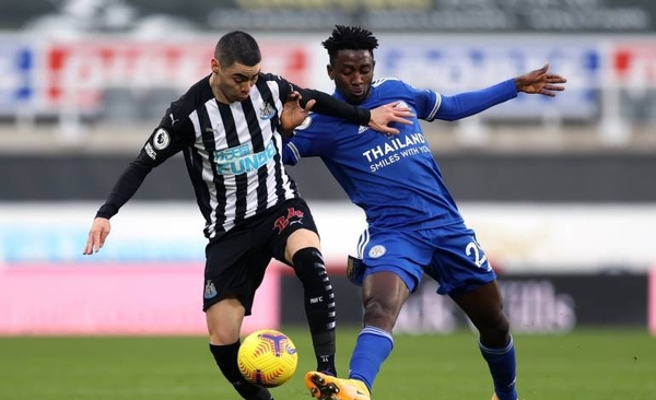 HOY / Leicester asesta otro golpe al Newcastle de Almirón