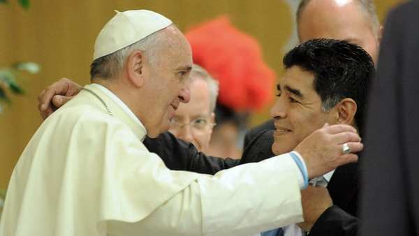 Para el papa Francisco, Maradona era un “hombre muy frágil”