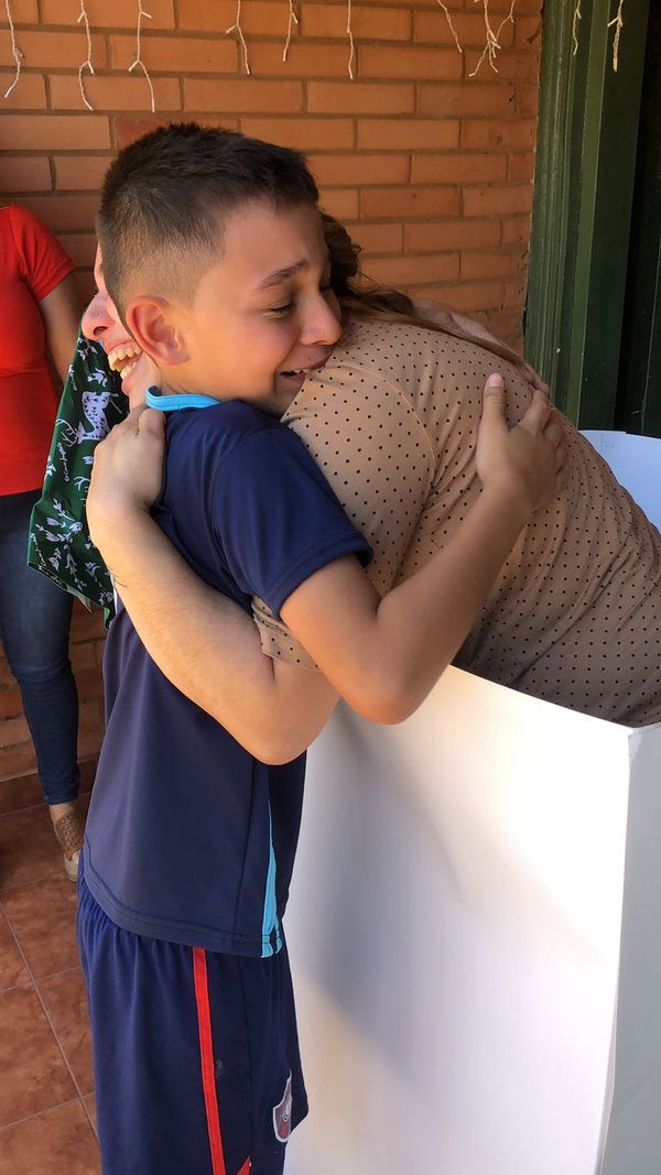 Reencuentro de una madre con su hijo se vuelve viral - Nacionales - ABC Color