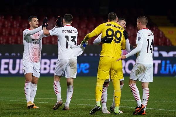 El Milan se impone en Benevento y apunta a la Juve en Serie A