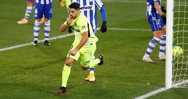 Luis Suárez rescata al Atlético Madrid, que vuelve a ser líder