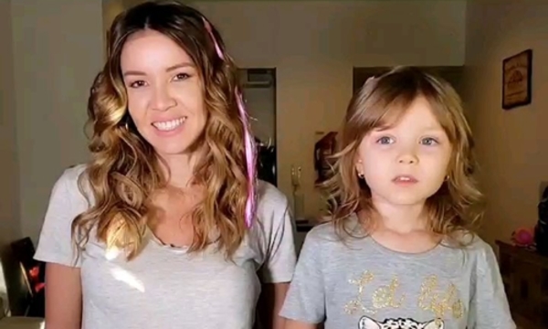 Dallys Ferreira y su hija recibieron el 2021 bailando