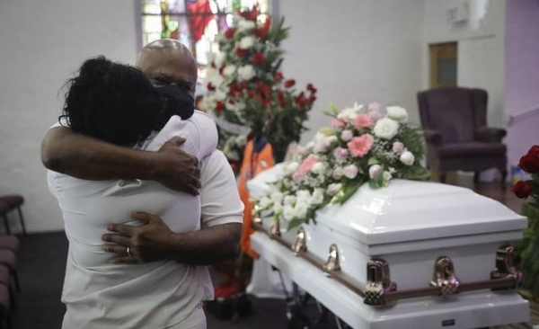 HOY / Funerarias en California se quedan sin espacio por COVID-19