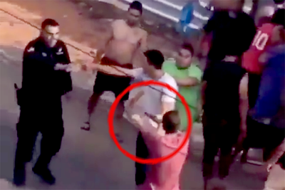 Le sacan su arma a un policía.