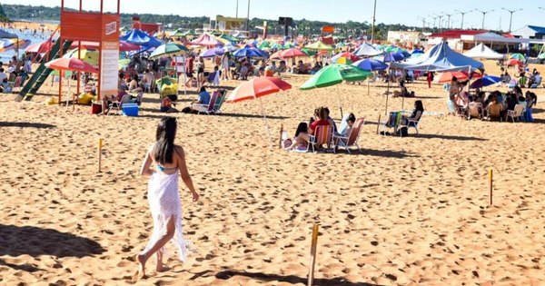 La Nación / Encarnación desafía a Salud Pública y habilita sus playas