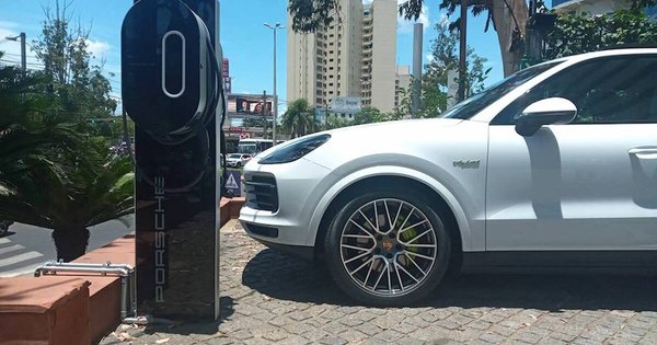 La Nación / Diesa instala cargadores eléctricos Porsche en espacios estratégicos