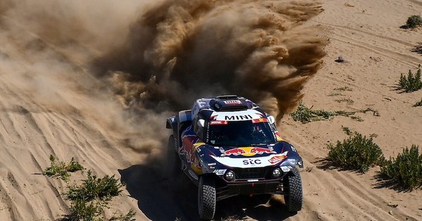La Nación / Sainz y Price dominan el Dakar