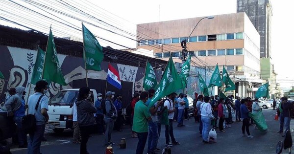 La Nación / Campesinos exigen provisión de insumos