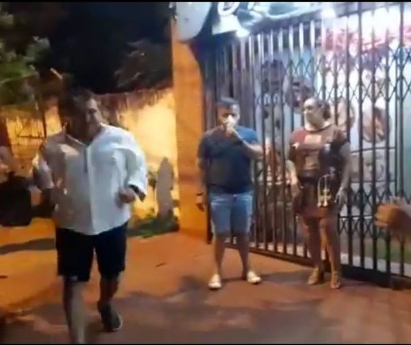 Por el rekutu lo que sea. A días de salir de terapia por covid, intendente de Encarnación baila sin tapaboca por la calle (video)