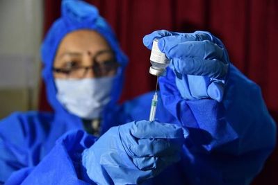 Un hombre de 82 años es el primero que recibe la vacuna de Oxford/AstraZeneca  - Mundo - ABC Color