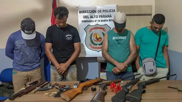 Jóvenes caen con un arsenal de armas en Santa Rita - Noticiero Paraguay