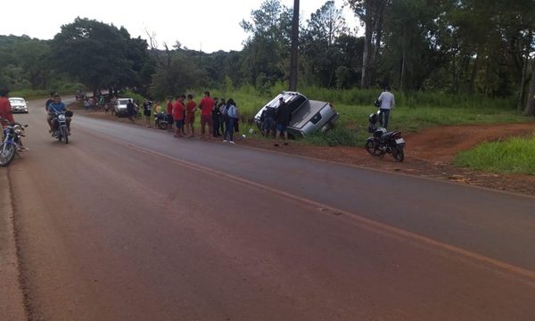 Ebrio vuelca con camioneta tras huir de barrera de control