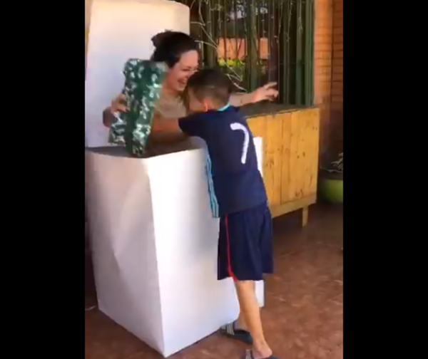 El mejor regalo: Su mamá regresó de España