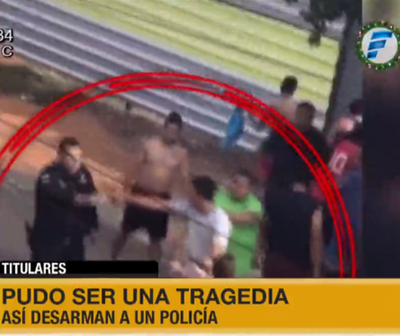 Desarman a policía y le apuntan con su propia arma