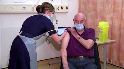 Hombre de 82 años es el primero que recibe la vacuna de Oxford