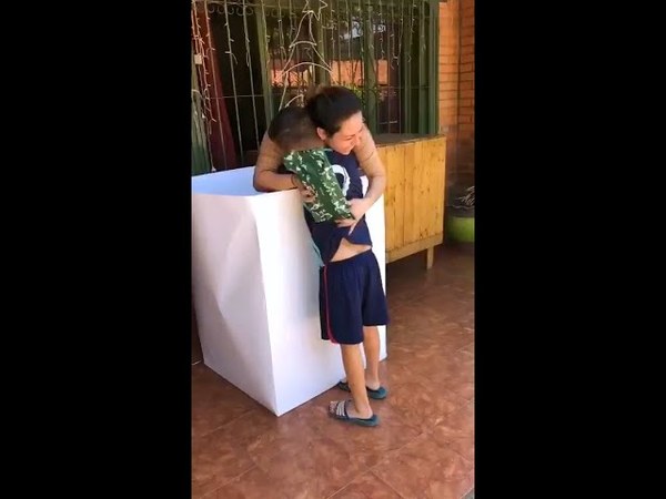 UN ABRAZO DE MAMÁ: EL REGALO QUE SORPRENDIÓ A IANN Y EMOCIONÓ A TODOS