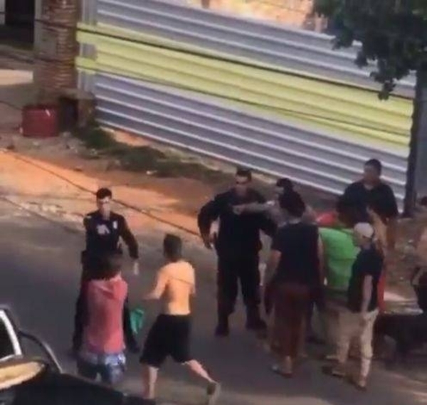 HOY / Apuntan a oficial con su arma durante un procedimiento