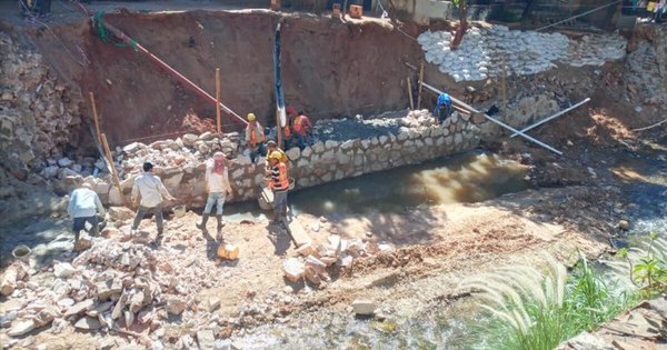 La Nación / Continúa reconstrucción del muro derrumbado sobre el arroyo Mburicaó