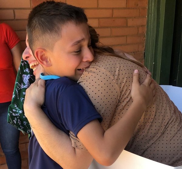 “Mamá, te extrañé mucho”: Captan emotivo reencuentro de un hijo | Noticias Paraguay