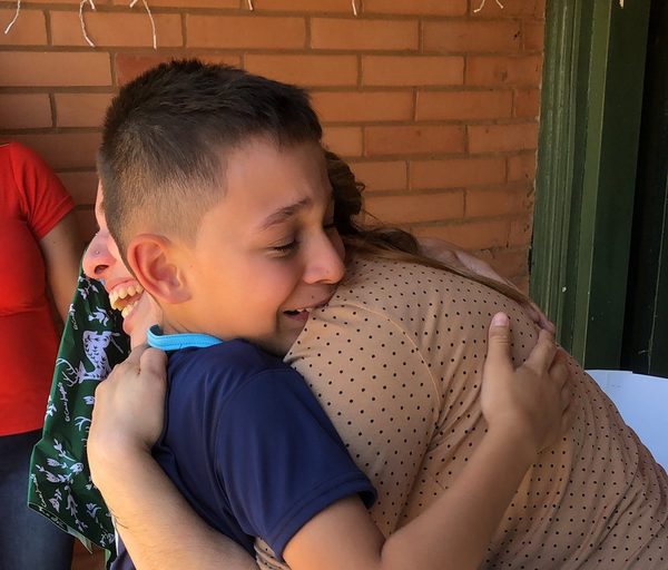 "Me dijo 'mami y por qué no venís' y allí me movilicé": La historia detrás del abrazo que conmovió a las redes sociales » Ñanduti