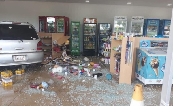 Perdió el control y destrozó tienda de una estación de servicios