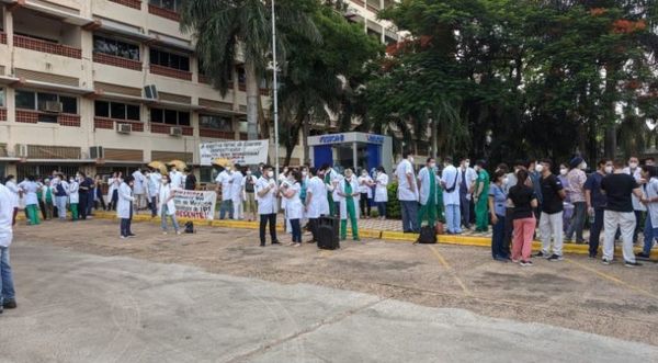 Médicos desvinculados exigen formalidad y diálogo a autoridades del IPS