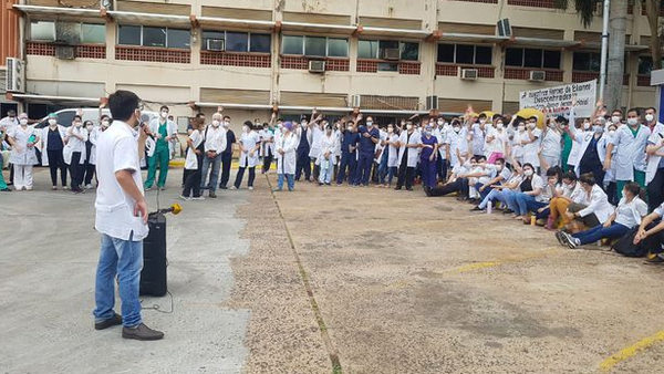 Médicos residentes del IPS van a huelga desde el viernes - Noticiero Paraguay