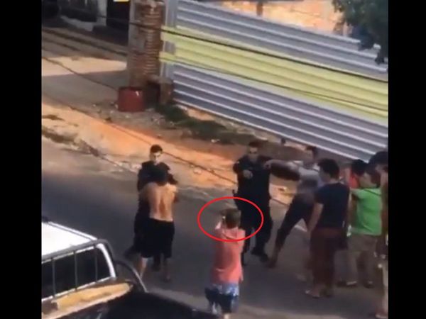 Desarman y apuntan a policía con su propia arma en Asunción
