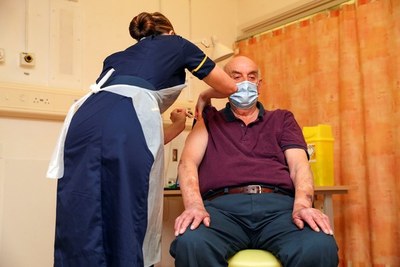 Reino Unido comienza a aplicar la vacuna contra el coronavirus de AstraZeneca/Oxford | .::Agencia IP::.
