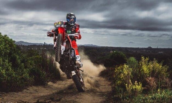 HOY / Joan Barreda gana la segunda etapa y es el nuevo líder en motos